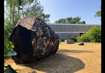 « Les pierres tombent, les feuilles pleurent » - création artistique de Carole Marchais_Le Grand-Village-Plage